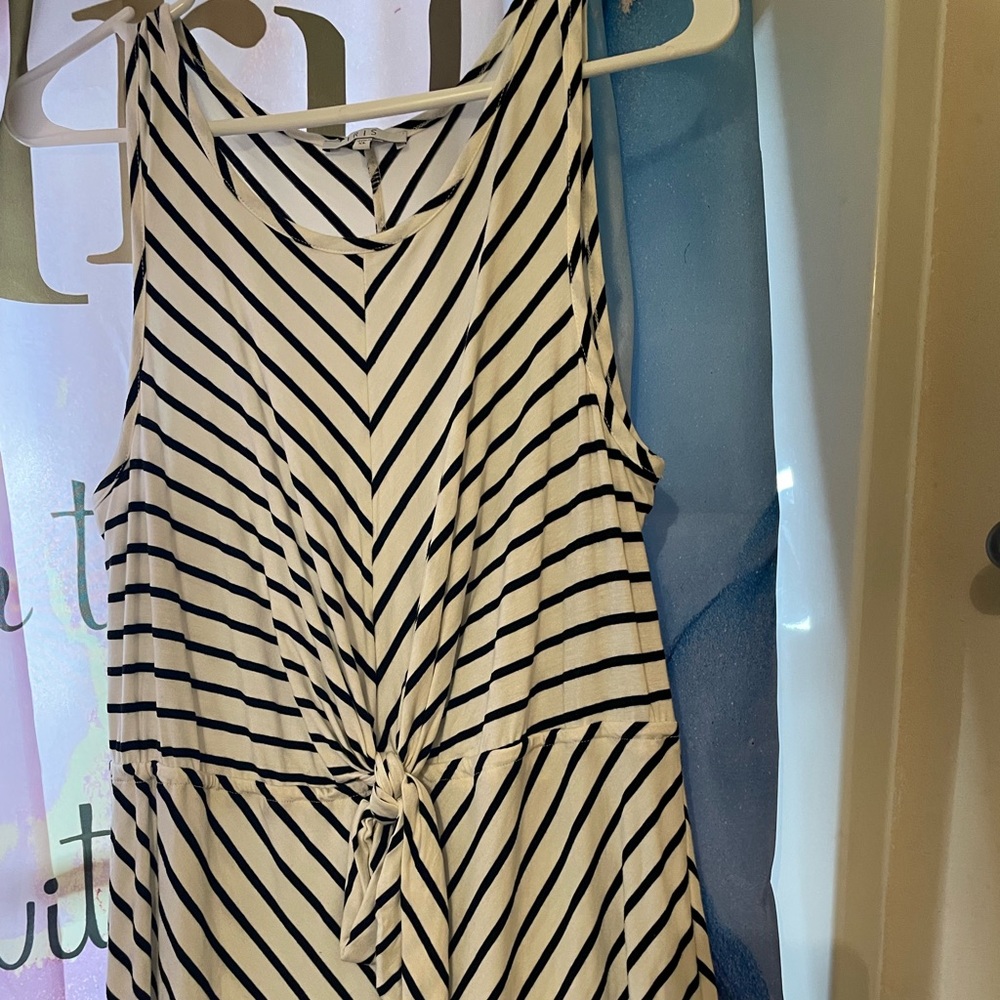 Ladies Maxi Dress, Size XL, (Length) 62”, (Bust) 15.5” (Shoulders) 15”.